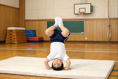 三点倒立（膝曲げ）