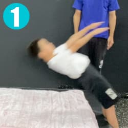 バク転練習：後ろに倒れる